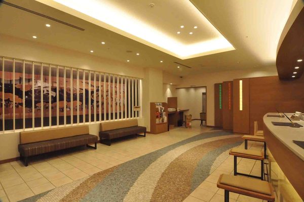 ホテルロビーの壁面に設置した、南蛮屏風を再現した陶板アートタイル（長崎市）